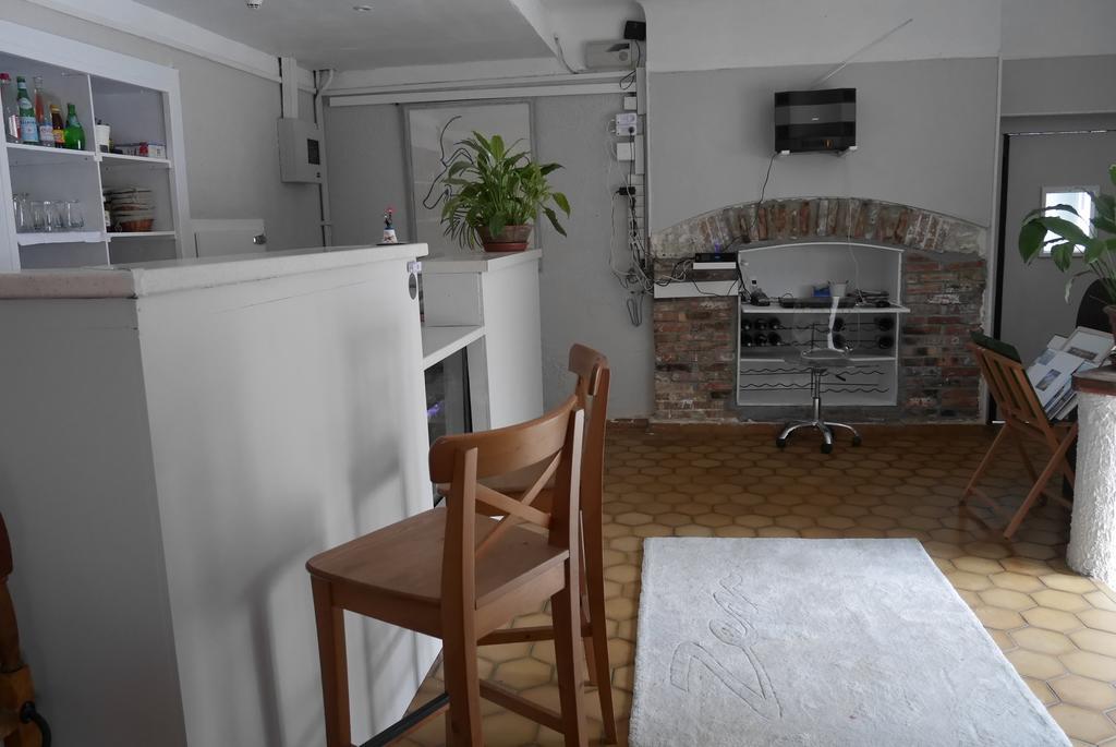 Auberge Le Rabelais Malay-le-Petit Екстериор снимка