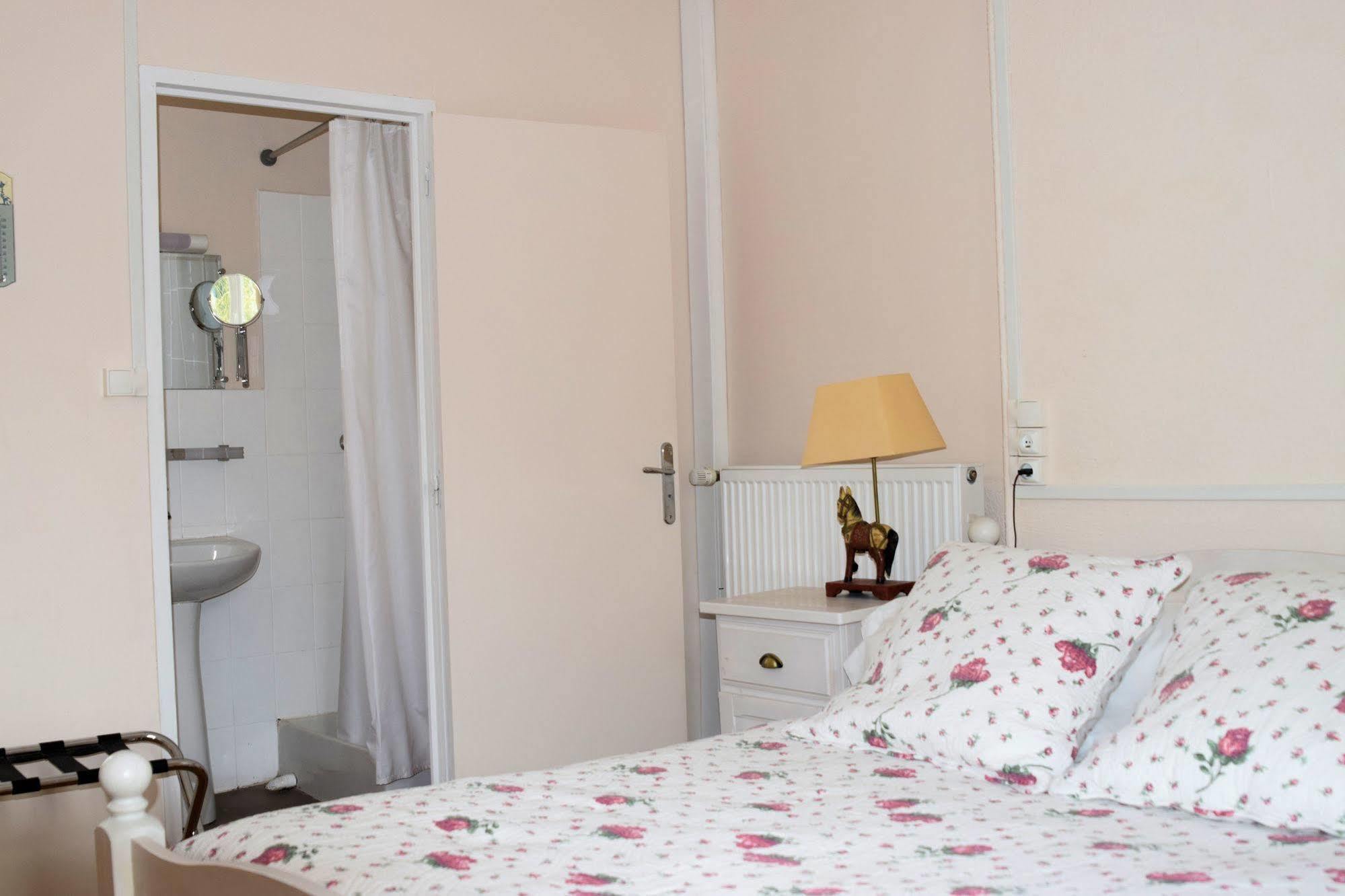 Auberge Le Rabelais Malay-le-Petit Екстериор снимка
